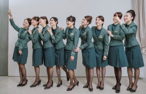 美丽的空姐们穿制服黑色丝袜在一起拍写真-第一部分