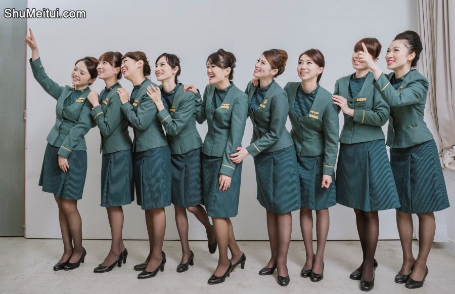美丽的空姐们穿制服黑色丝袜在一起拍写真-第一部分[第14张/共42张]