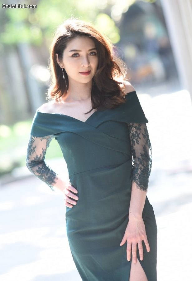 成熟气质御姐穿美裙户外拍写真跷二郎腿[第8张/共15张]