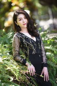 成熟气质御姐穿低胸装紧身裤细高跟外拍