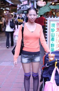 素人穿热裤筒袜外出游玩