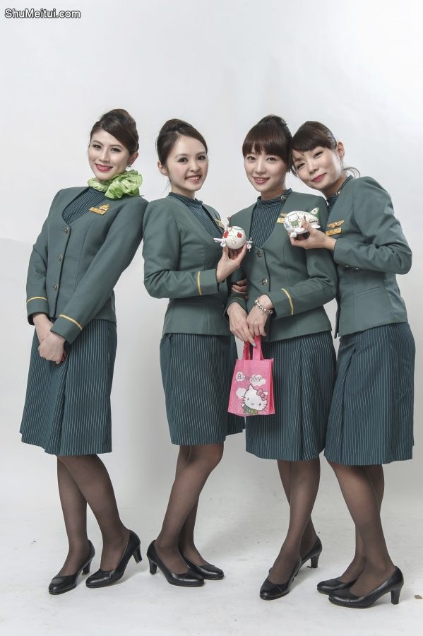 美丽的空姐们穿制服黑色丝袜在一起拍写真-第一部分[第26张/共41张]