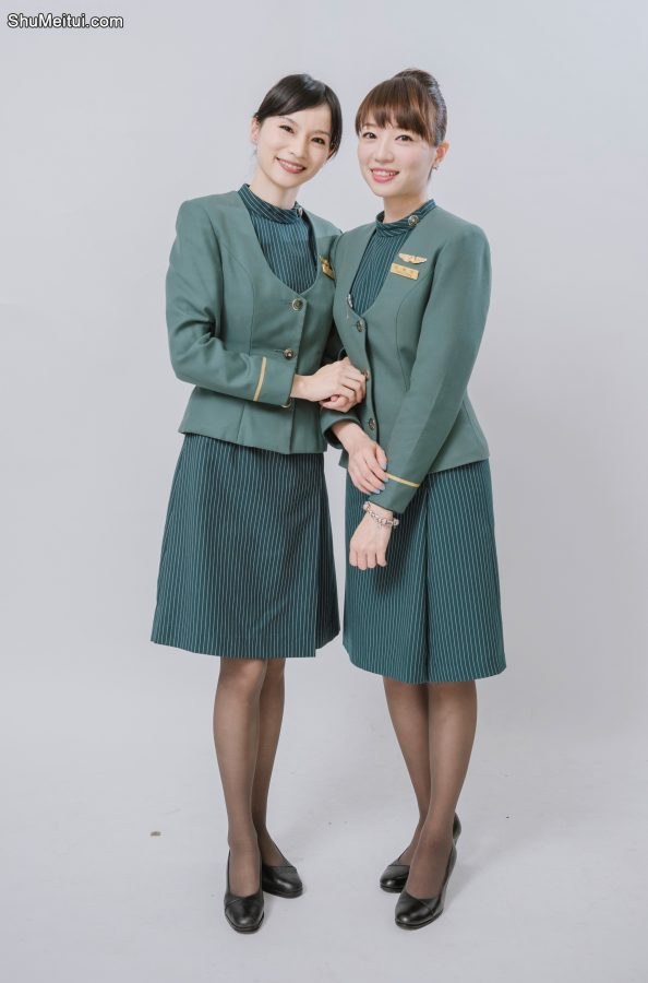 美丽的空姐们穿制服黑色丝袜在一起拍写真-第一部分[第18张/共41张]