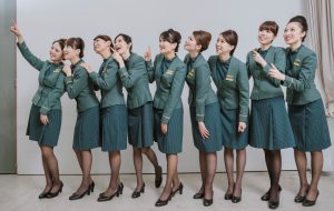 美丽的空姐们穿制服黑色丝袜在一起拍写真-第一部分