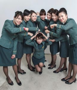 美丽的空姐们穿制服黑色丝袜在一起拍写真-第一部分