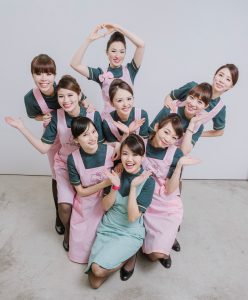 美丽的空姐们穿制服黑色丝袜在一起拍写真-第一部分