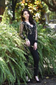 成熟气质御姐穿低胸装紧身裤细高跟外拍