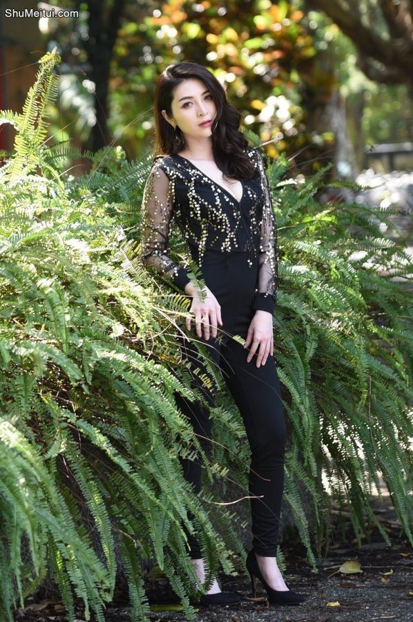 成熟气质御姐穿低胸装紧身裤细高跟外拍[第5张/共10张]