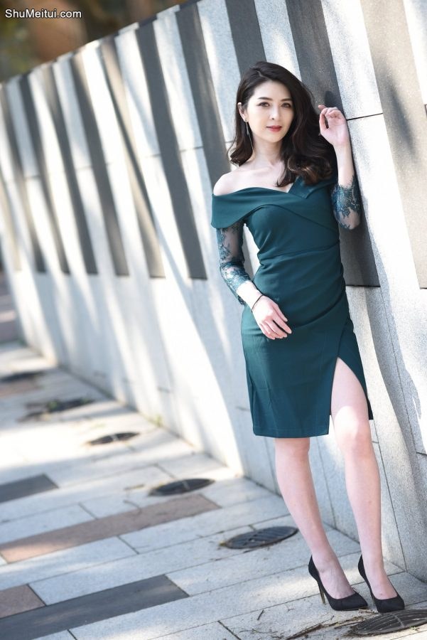 成熟气质御姐穿美裙户外拍写真跷二郎腿[第11张/共15张]