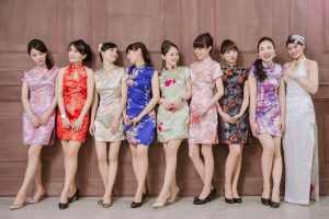 美丽的空姐们不穿制服换上旗袍秀丝袜美腿-合影部分