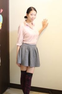 在家里分别换上了吊带短裤和短裙 哪个更漂亮?