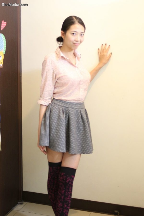 在家里分别换上了吊带短裤和短裙 哪个更漂亮?[第16张/共16张]