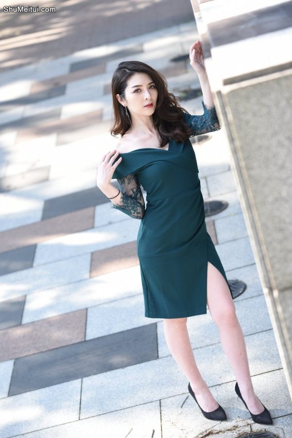 成熟气质御姐穿美裙户外拍写真跷二郎腿[第14张/共15张]