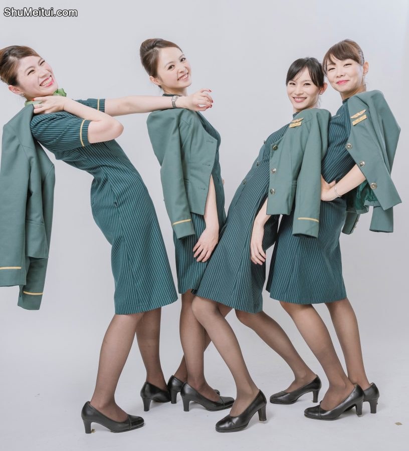 美丽的空姐们穿制服黑色丝袜在一起拍写真-第一部分[第28张/共41张]