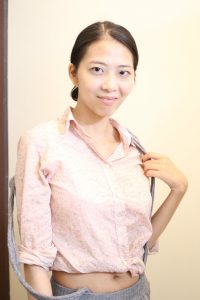 在家里分别换上了吊带短裤和短裙 哪个更漂亮?