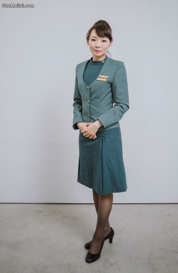 美丽的空姐们穿制服黑色丝袜在一起拍写真-第一部分[第29张/共42张]