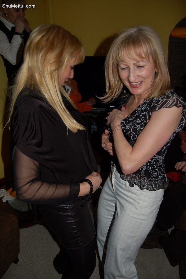 欧美金发熟女们在狂欢派对上的丝袜2[第16张/共27张]