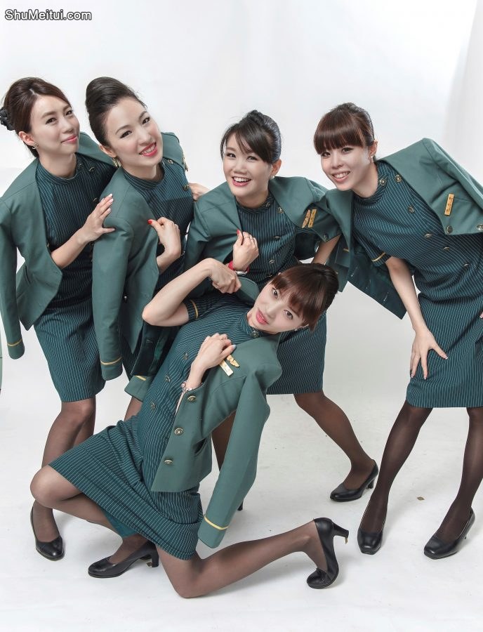 美丽的空姐们穿制服黑色丝袜在一起拍写真-第一部分[第33张/共41张]