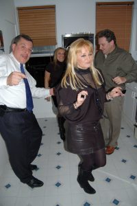 欧美金发熟女们在狂欢派对上的丝袜2