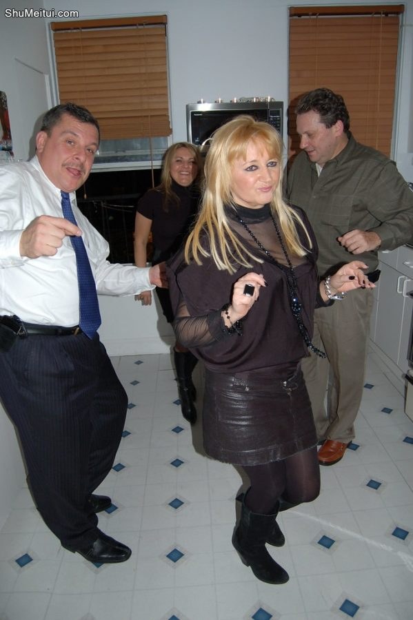 欧美金发熟女们在狂欢派对上的丝袜2[第2张/共27张]