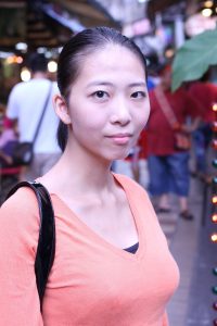 素人穿热裤筒袜外出游玩