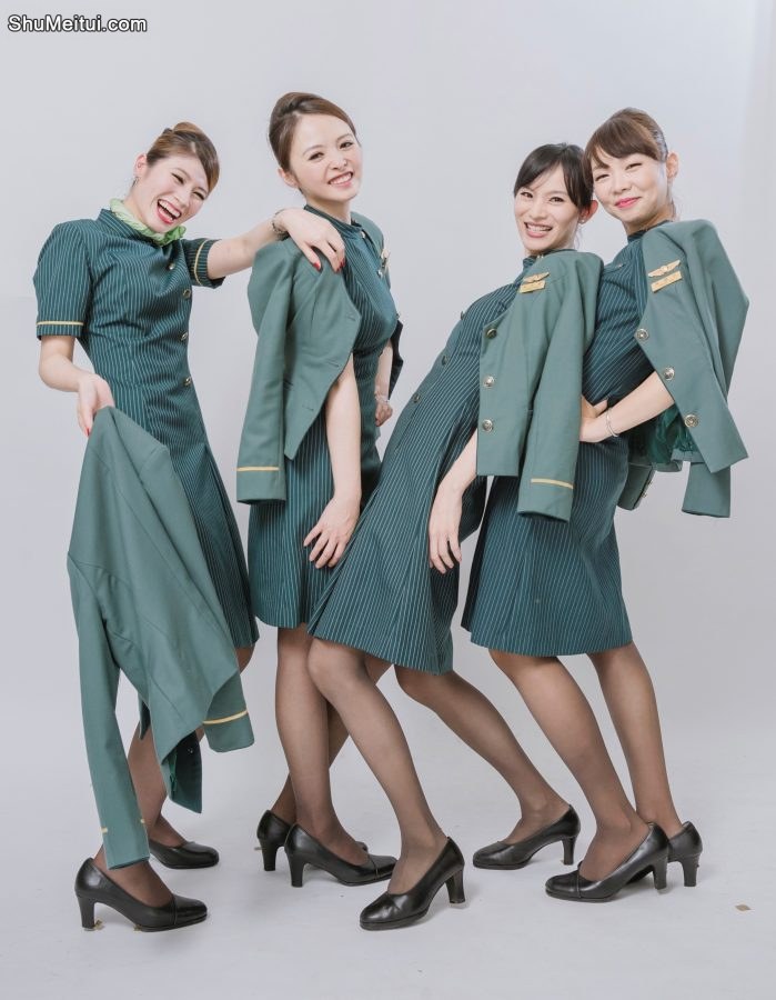 美丽的空姐们穿制服黑色丝袜在一起拍写真-第一部分[第29张/共41张]
