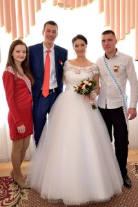 婚礼现场丰满的新娘和女嘉宾们的肉色丝袜2