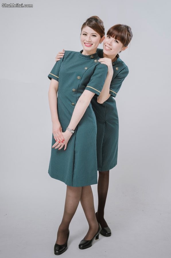 美丽的空姐们穿制服黑色丝袜在一起拍写真-第一部分[第37张/共41张]