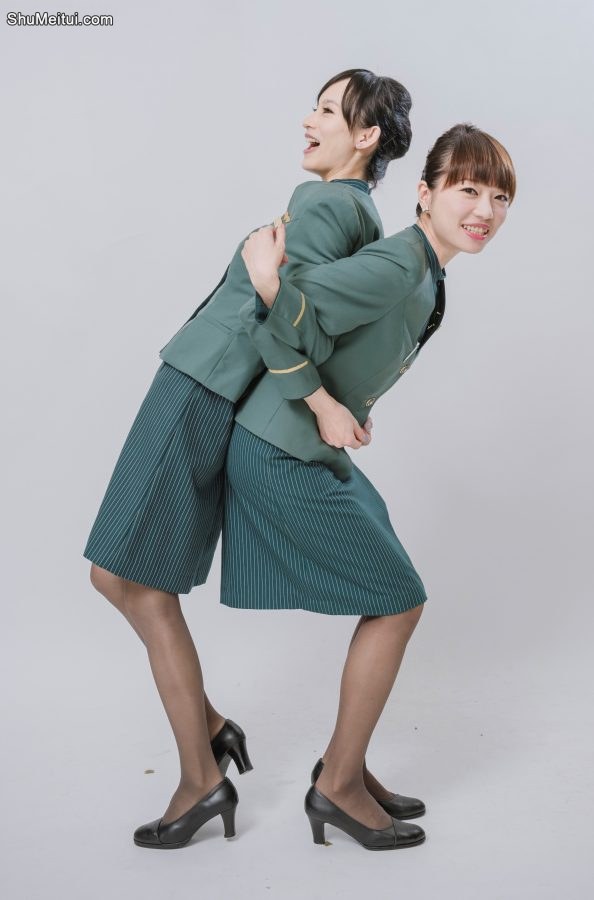 美丽的空姐们穿制服黑色丝袜在一起拍写真-第一部分[第13张/共41张]