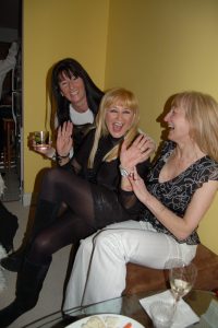 欧美金发熟女们在狂欢派对上的丝袜1