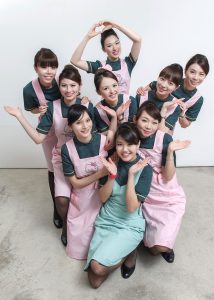 美丽的空姐们穿制服黑色丝袜在一起拍写真-第一部分