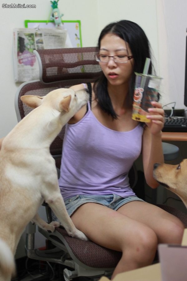 夏日穿着清凉的眼镜女跟二哈玩耍[第3张/共6张]