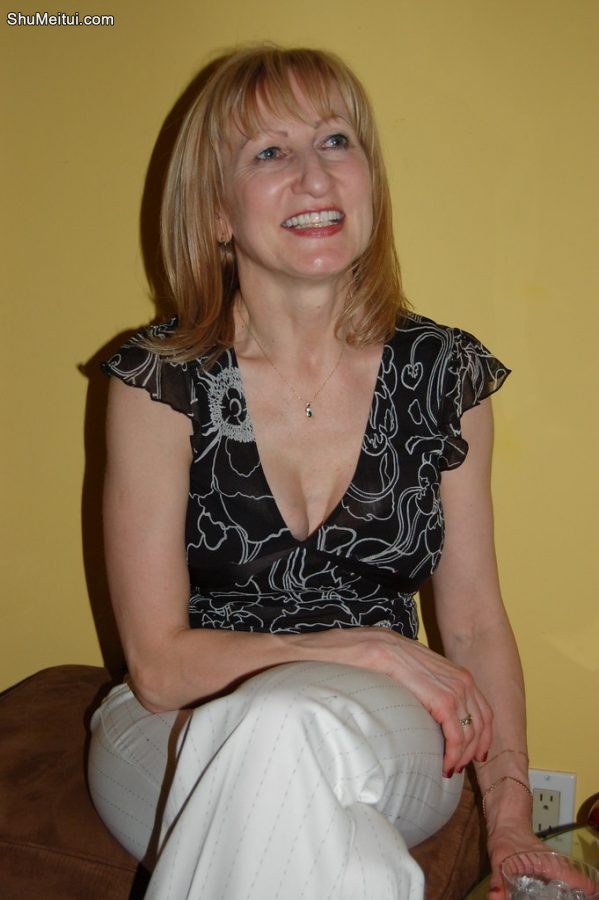 欧美金发熟女们在狂欢派对上的丝袜2[第24张/共27张]