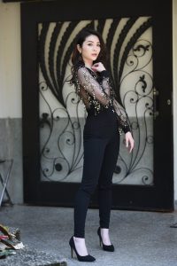 成熟气质御姐穿低胸装紧身裤细高跟外拍