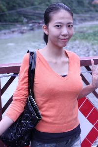 素人穿热裤筒袜外出游玩