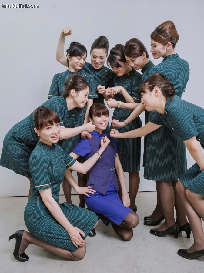 美丽的空姐们穿制服黑色丝袜在一起拍写真-第一部分[第42张/共42张]