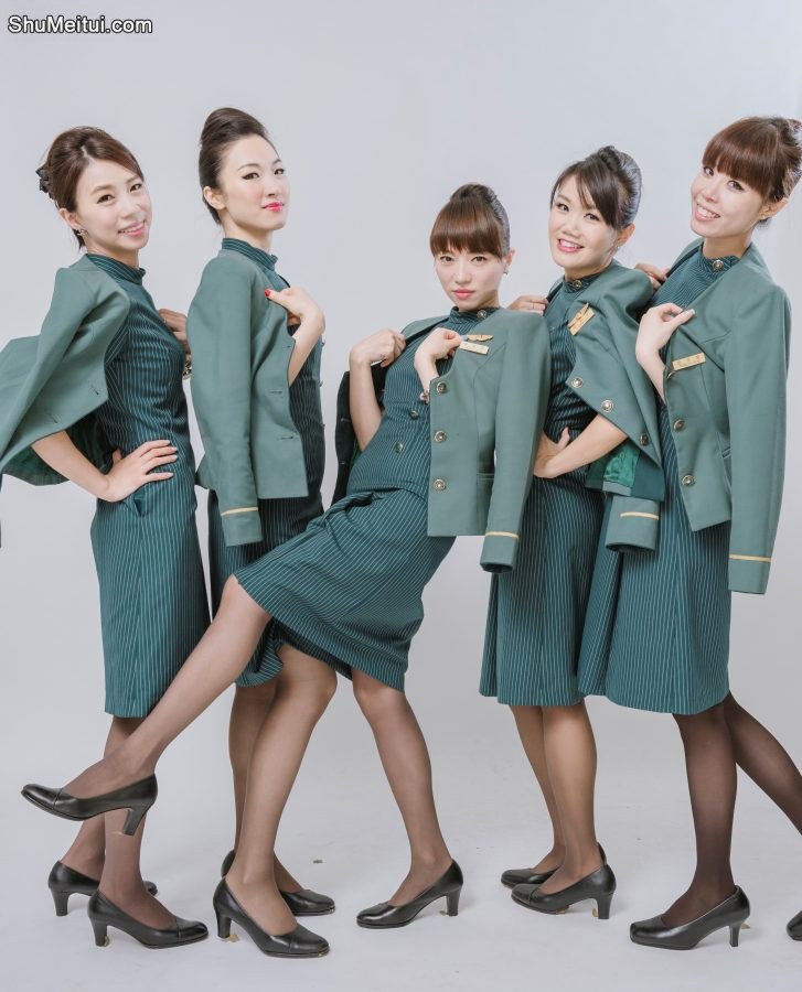 美丽的空姐们穿制服黑色丝袜在一起拍写真-第一部分[第32张/共41张]
