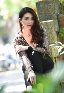 成熟气质御姐穿低胸装紧身裤细高跟外拍