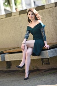 成熟气质御姐穿美裙户外拍写真跷二郎腿