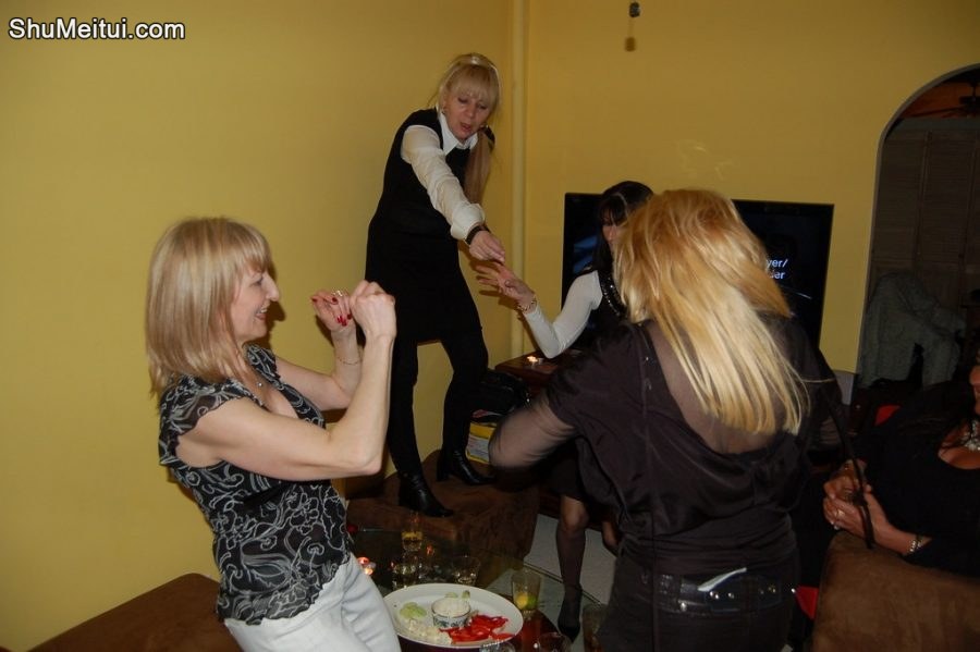 欧美金发熟女们在狂欢派对上的丝袜2[第18张/共27张]