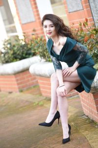 成熟气质御姐穿美裙户外拍写真跷二郎腿