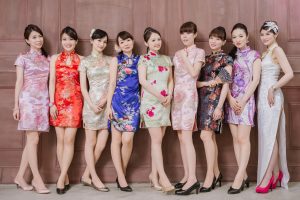 美丽的空姐们不穿制服换上旗袍秀丝袜美腿-合影部分