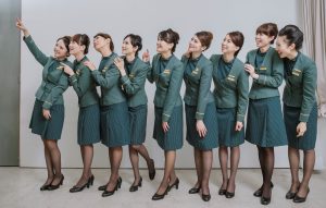 美丽的空姐们穿制服黑色丝袜在一起拍写真-第一部分