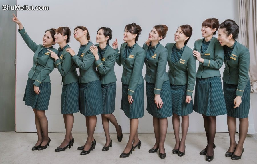 美丽的空姐们穿制服黑色丝袜在一起拍写真-第一部分[第13张/共42张]