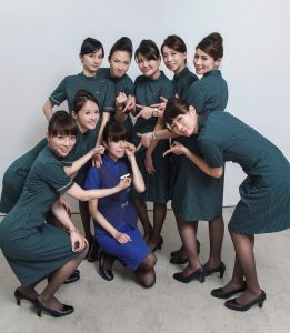 美丽的空姐们穿制服黑色丝袜在一起拍写真-第一部分