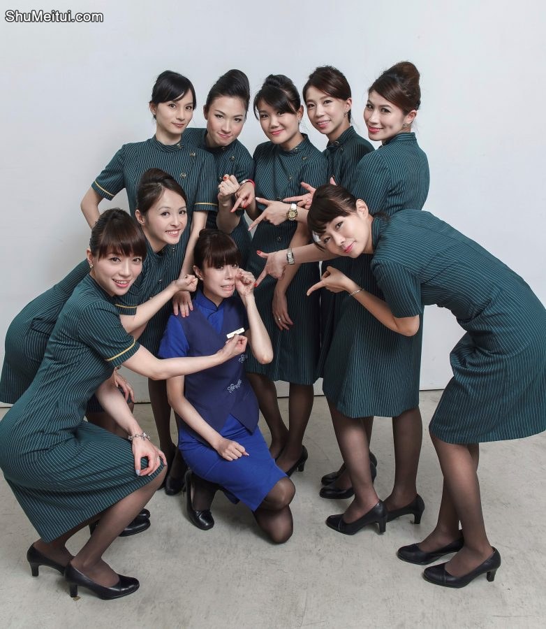 美丽的空姐们穿制服黑色丝袜在一起拍写真-第一部分[第41张/共42张]