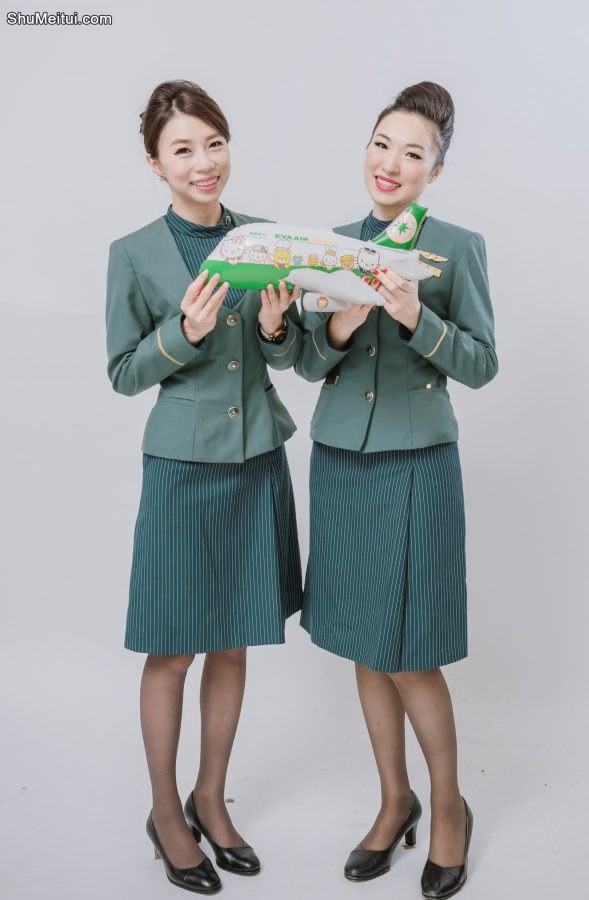 美丽的空姐们穿制服黑色丝袜在一起拍写真-第一部分[第19张/共41张]