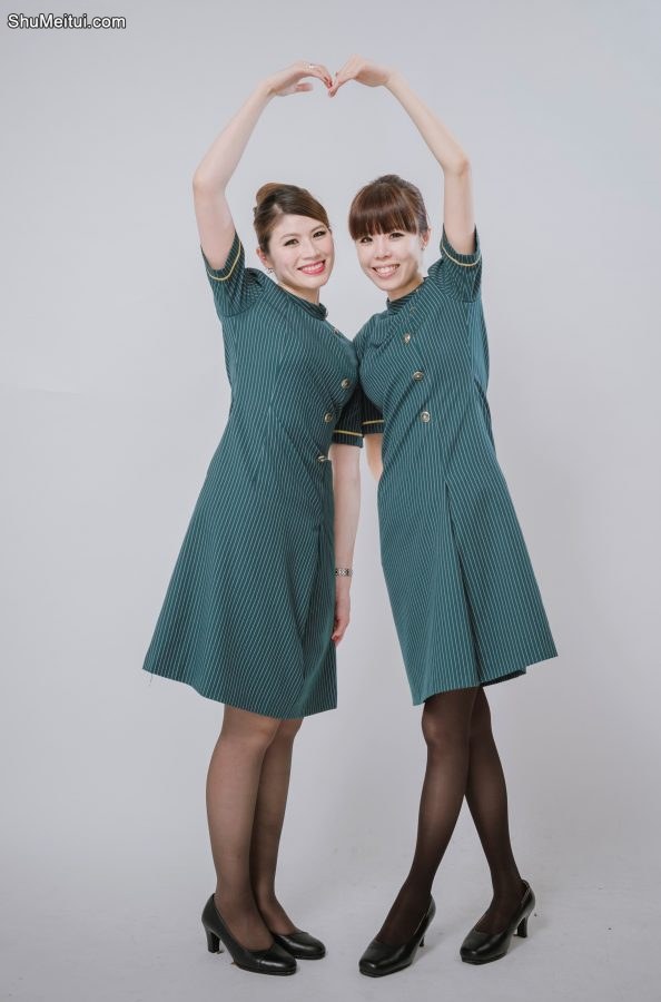 美丽的空姐们穿制服黑色丝袜在一起拍写真-第一部分[第35张/共41张]