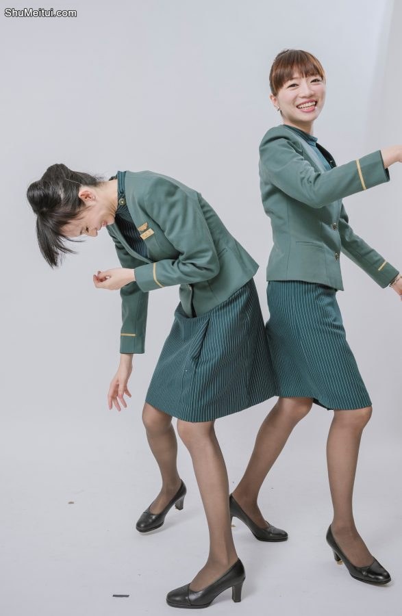 美丽的空姐们穿制服黑色丝袜在一起拍写真-第一部分[第16张/共41张]