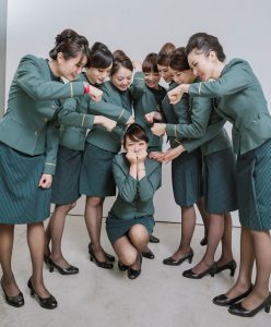 美丽的空姐们穿制服黑色丝袜在一起拍写真-第一部分